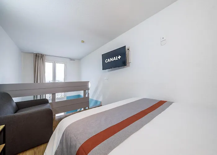 Serenity Aparthotel, La Defense - Eiffel Tower View - 5 Min Walk To Subway