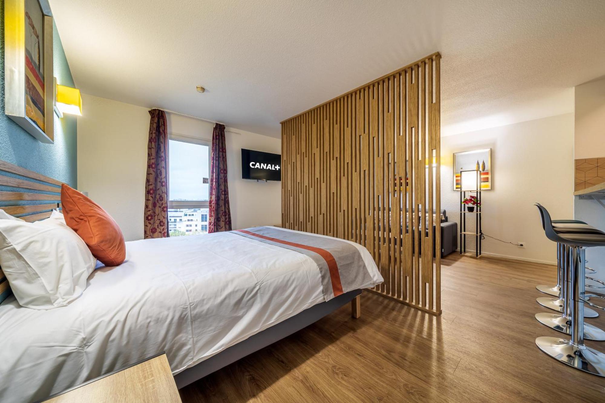 Serenity Aparthotel, La Defense - Eiffel Tower View - 5 Min Walk To Subway